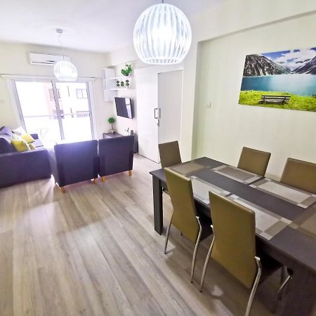 Beach-A-Holic Apartment, 2 Min Distance From Larnaca Marina Exteriör bild
