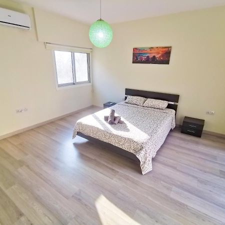 Beach-A-Holic Apartment, 2 Min Distance From Larnaca Marina Exteriör bild