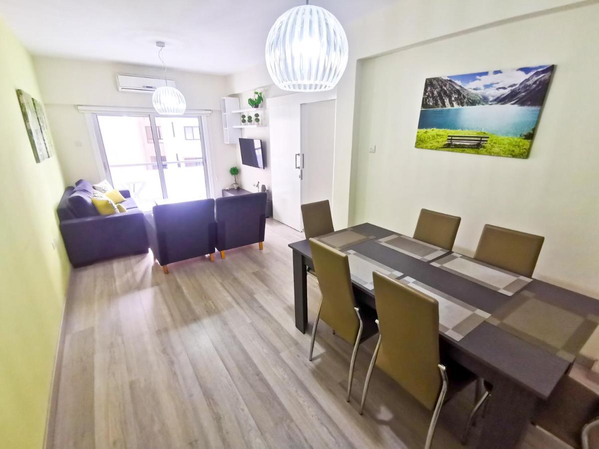 Beach-A-Holic Apartment, 2 Min Distance From Larnaca Marina Exteriör bild