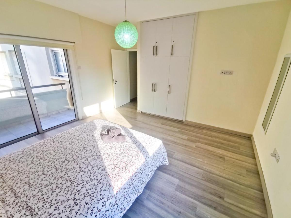 Beach-A-Holic Apartment, 2 Min Distance From Larnaca Marina Exteriör bild