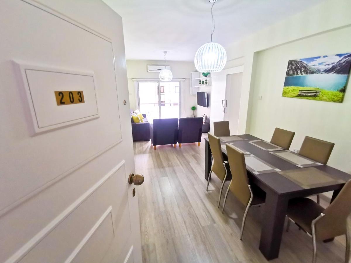 Beach-A-Holic Apartment, 2 Min Distance From Larnaca Marina Exteriör bild