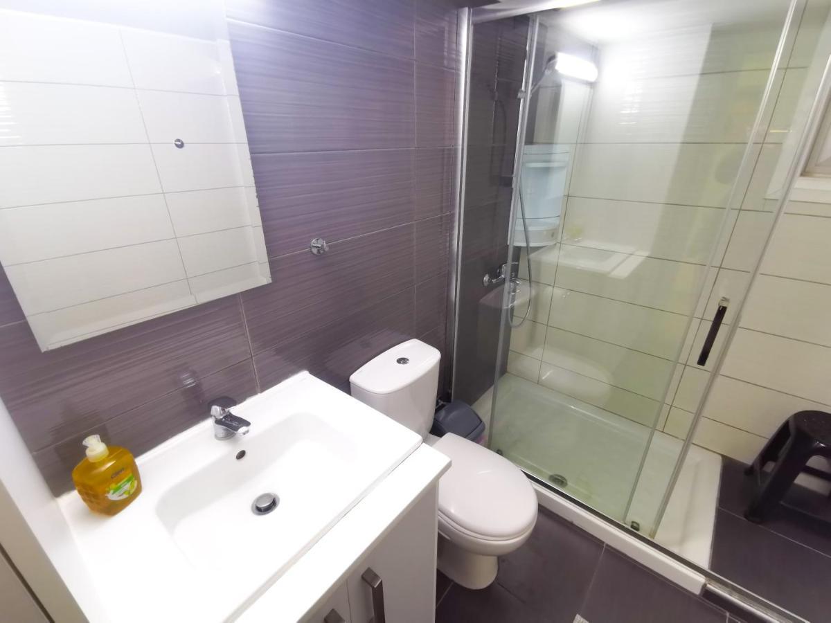 Beach-A-Holic Apartment, 2 Min Distance From Larnaca Marina Exteriör bild