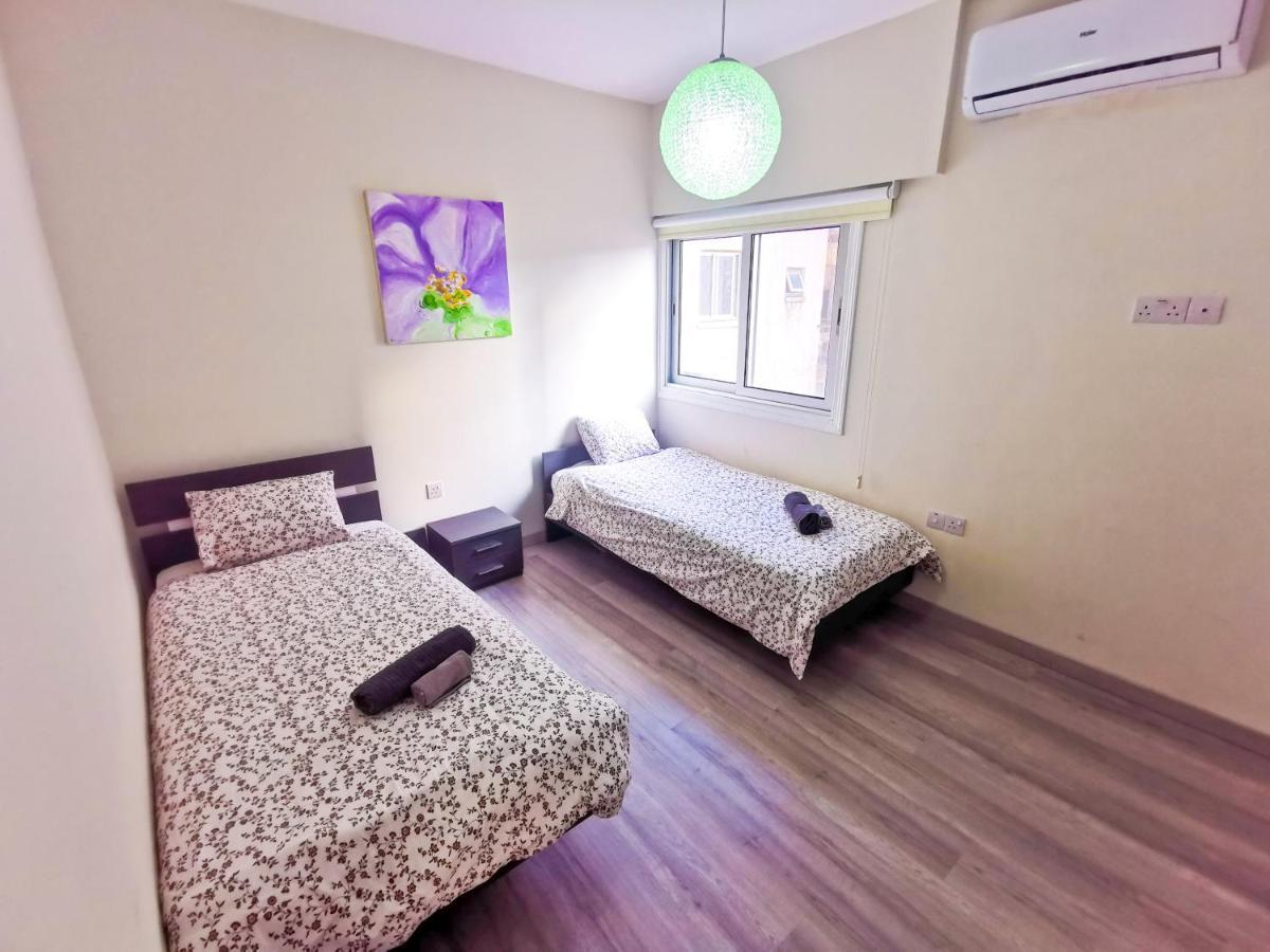 Beach-A-Holic Apartment, 2 Min Distance From Larnaca Marina Exteriör bild