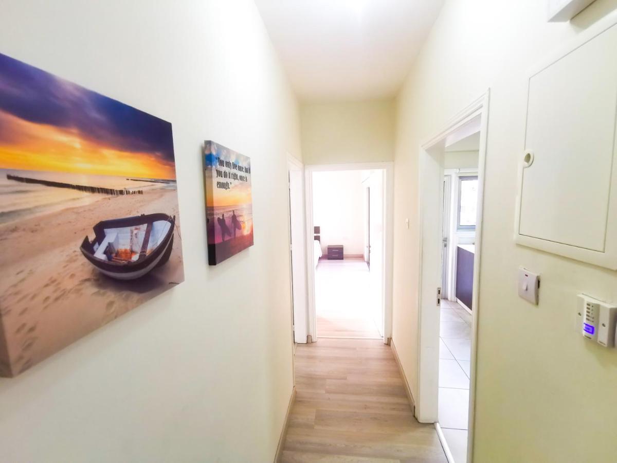 Beach-A-Holic Apartment, 2 Min Distance From Larnaca Marina Exteriör bild