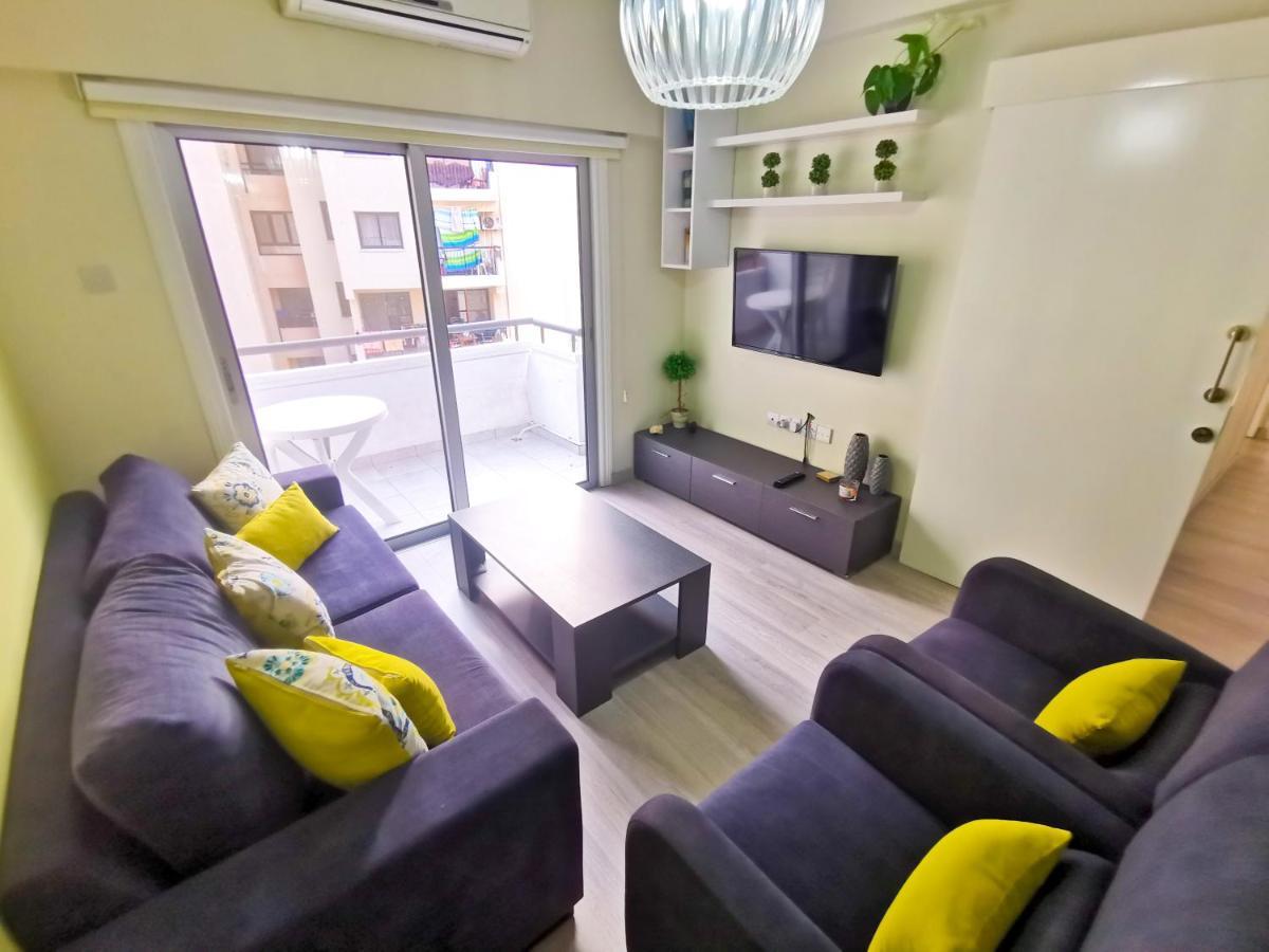 Beach-A-Holic Apartment, 2 Min Distance From Larnaca Marina Exteriör bild