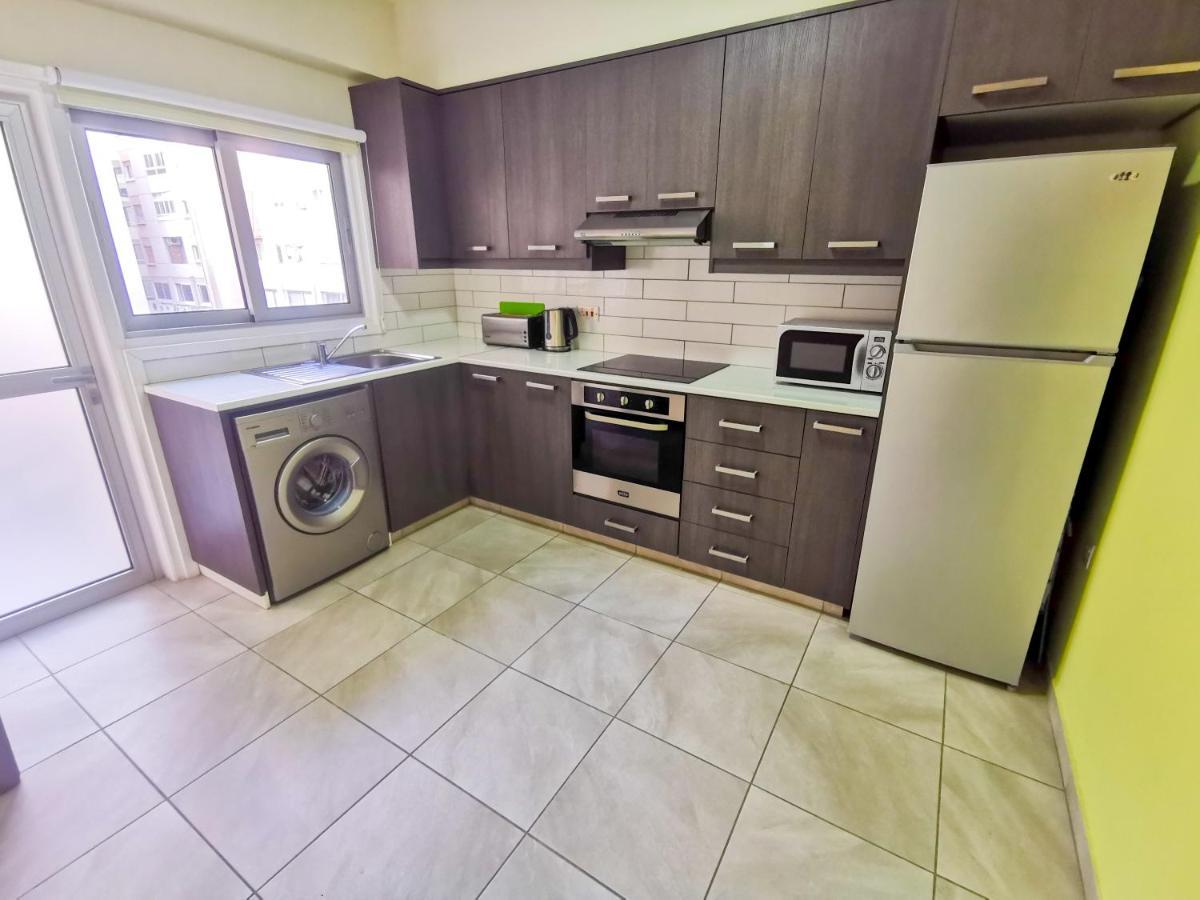 Beach-A-Holic Apartment, 2 Min Distance From Larnaca Marina Exteriör bild